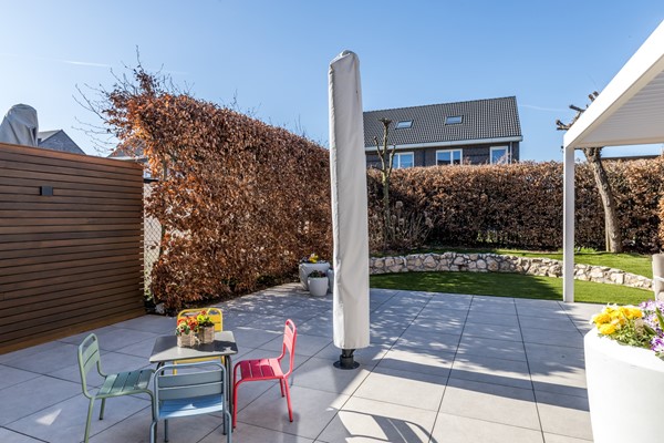 Foto - Te koop: In een rustige en kindvriendelijke woonomgeving staat deze moderne geschakelde twee-onder-een-kapwoning (bouwjaar 2011) met aangebouwde stenen garage, stijlvolle overkapping, vier slaapkamers, twee...